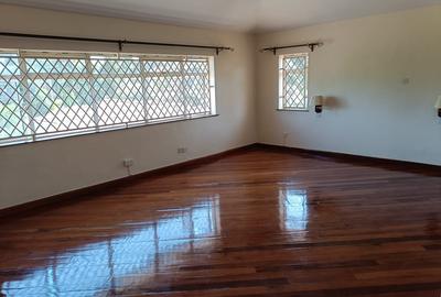 5 Bed House with En Suite in Runda