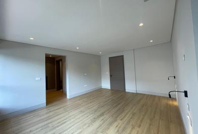 5 Bed Townhouse with En Suite in Brookside