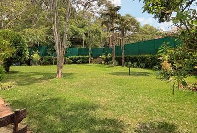 5 Bed House with En Suite at Lavington Green