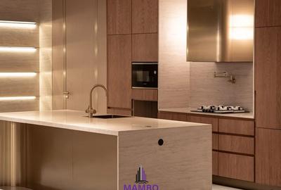 5 Bed House with En Suite at Saunders Close - 2