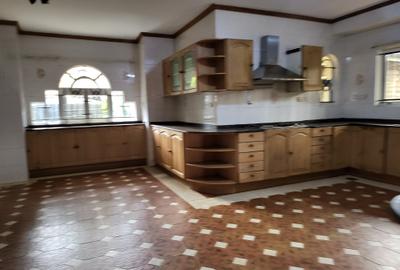 4 Bed House with En Suite in Hill View - 3