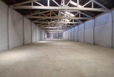 4,999 ft² Warehouse with Parking in Industrial Area - 4