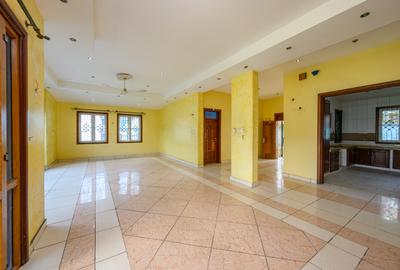 6 Bed House with En Suite in Kizingo