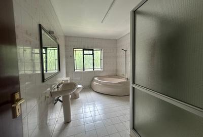 5 Bed Townhouse with En Suite in Lavington - 3