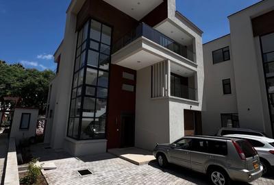 5 Bed Townhouse with En Suite at Lavington Green - 4