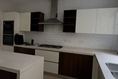 5 Bed House with En Suite in Lavington - 4