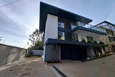 5 Bed Townhouse with En Suite in Lavington - 3