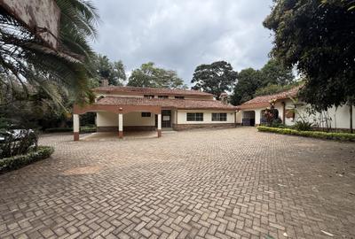 6 Bed House with En Suite in Nyari