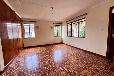 4 Bed House with En Suite at Mountain View - 4