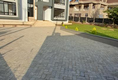 4 Bed House with En Suite at Daykio