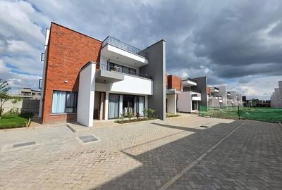 4 Bed Townhouse with En Suite at Links Road - 2