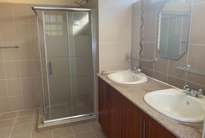 4 Bed House with En Suite in Rosslyn - 2