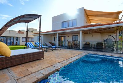 5 Bed Villa with En Suite at Hr85