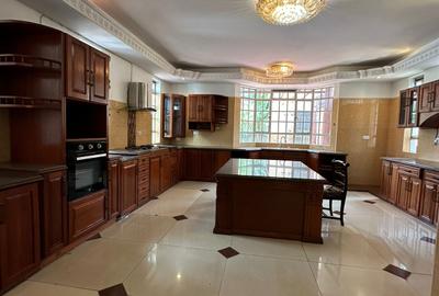 5 Bed House with En Suite in Nyari