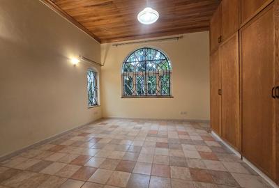 4 Bed House with En Suite in Hill View - 4