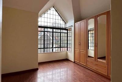 5 Bed Townhouse with En Suite at Lavington Green - 4