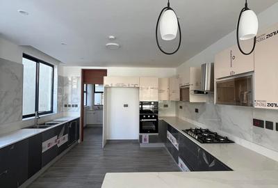 5 Bed Townhouse with En Suite in Lavington