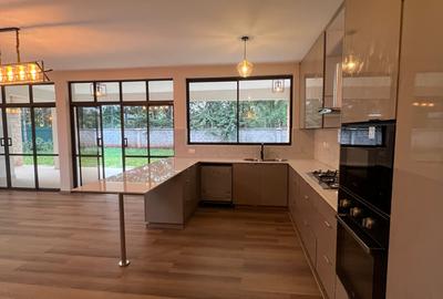 5 Bed Villa with En Suite at Girrafe Center