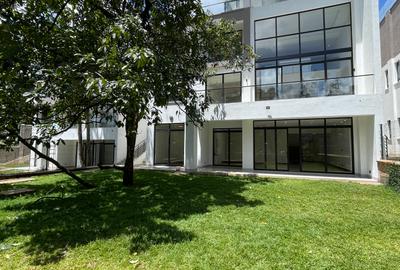 6 Bed Villa with En Suite in Spring Valley