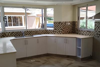 5 Bed House with En Suite in Lavington