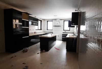 5 Bed Townhouse with En Suite at Lavington - 3