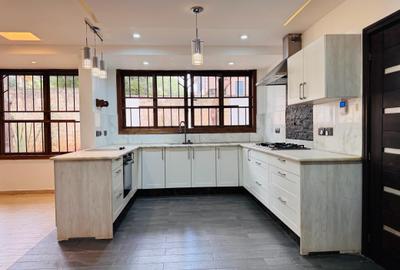 8 Bed Villa with En Suite in Kyuna