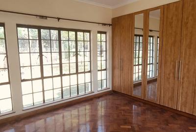 5 Bed House with En Suite in Runda