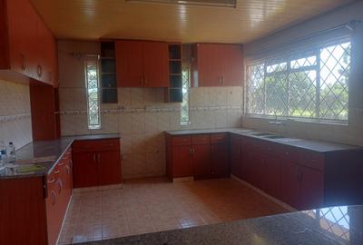 5 Bed House with En Suite in Runda