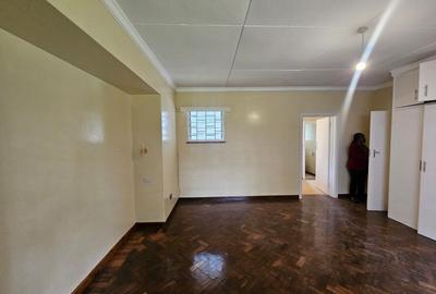 4 Bed House with En Suite in Rosslyn - 2