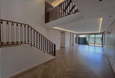 6 Bed House with En Suite in Lavington - 3