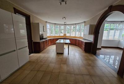 4 Bed House with En Suite in Rosslyn