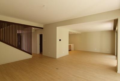 5 Bed Townhouse with En Suite in Kyuna - 2