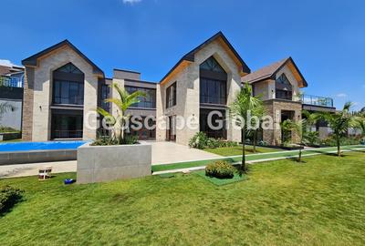 5 Bed House with En Suite in Runda