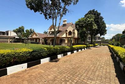 5 Bed House with En Suite in Runda - 2