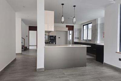 5 Bed Townhouse with En Suite in Lavington - 4