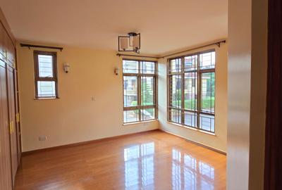 6 Bed Townhouse with En Suite at Lavington Green - 4