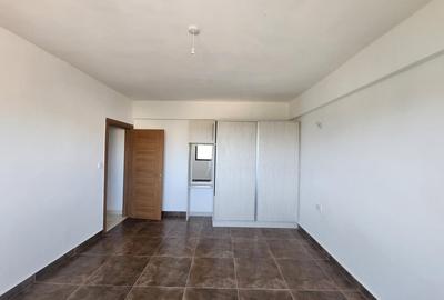 1 Bed Apartment with En Suite at Lantana Road - 4
