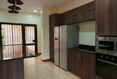 5 Bed House with En Suite in Runda