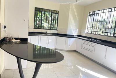 5 Bed Townhouse with En Suite in Lavington - 3