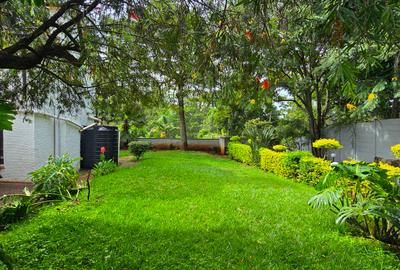 4 Bed House with En Suite in Hill View - 4