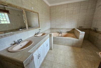 5 Bed House with En Suite in Runda