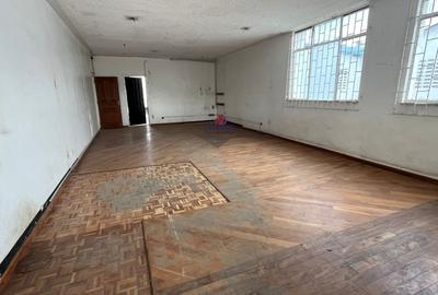 5,000 ft² Warehouse with Parking in Industrial Area