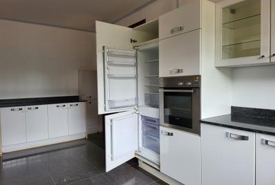 4 Bed Townhouse with En Suite in Rosslyn - 4