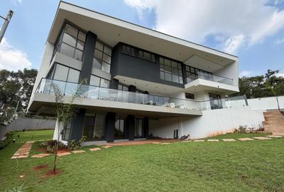 5 Bed Villa with En Suite in Nyari