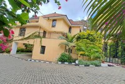 5 Bed Townhouse with En Suite at Kyuna