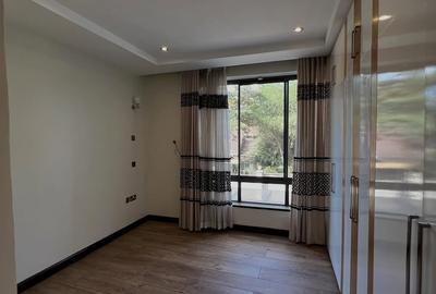 5 Bed Townhouse with En Suite at Lavington Green - 3