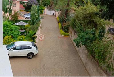 5 Bed House with En Suite in Lavington