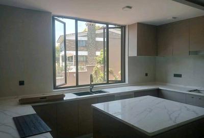 6 Bed House with En Suite in Nyari