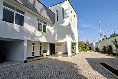 5 Bed House with En Suite in Runda - 2