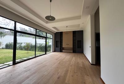 5 Bed Townhouse with En Suite in Lavington - 2